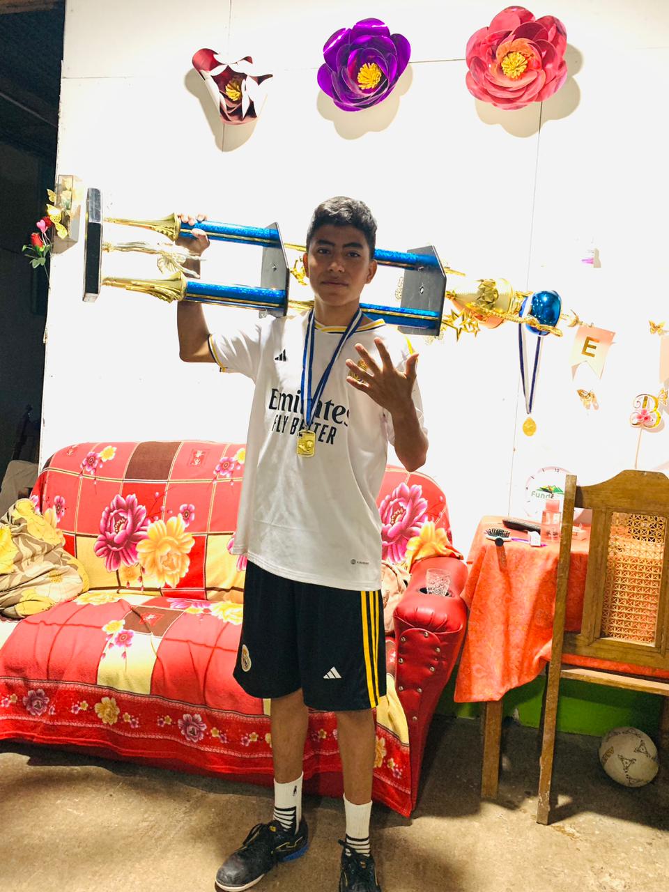 Levantando trofeo